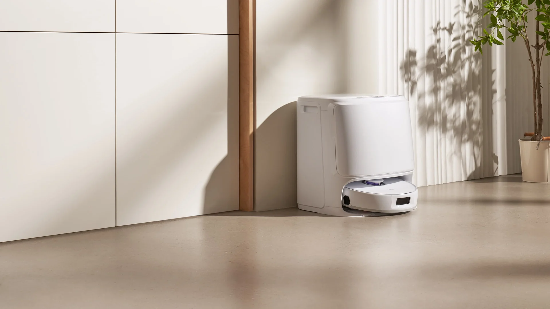 Self-cleaning base station